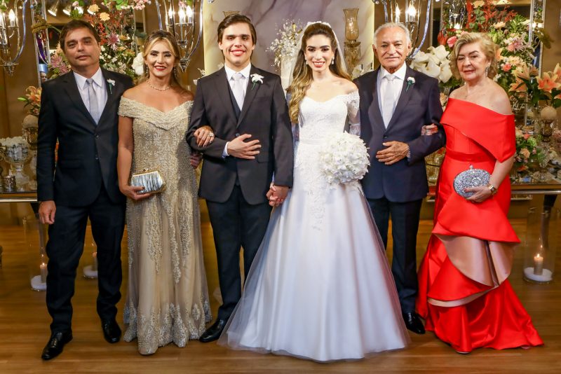 Chuva de Arroz - Nathalia Alencar e Victor Vieira tornam-se marido e mulher no altar da Igreja Nossa Senhora do Líbano