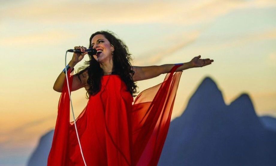 Filha de João Gilberto, Bebel Gilberto fará homenagem a Gal durante evento em Salvador