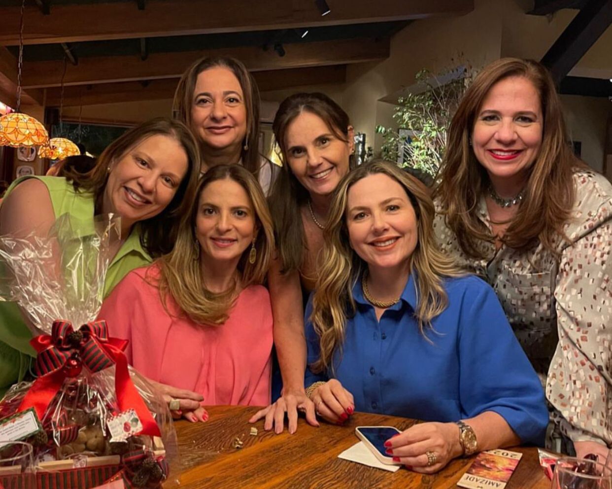 Martinha Assunção se reúne com as amigas em confraternização de Natal no Mammo Restaurante
