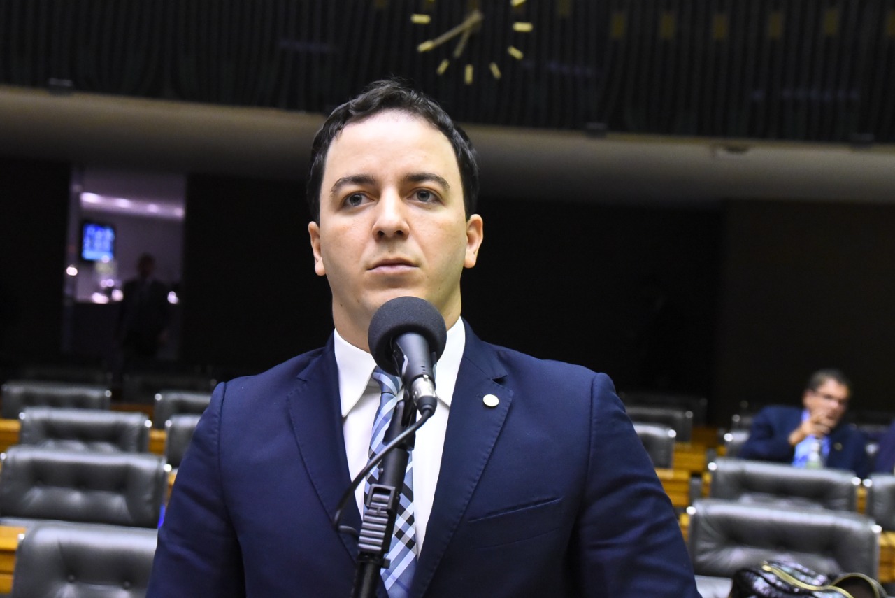 Célio Studart quer desobrigar cobrança obrigatória de taxa do lixo em lei federal