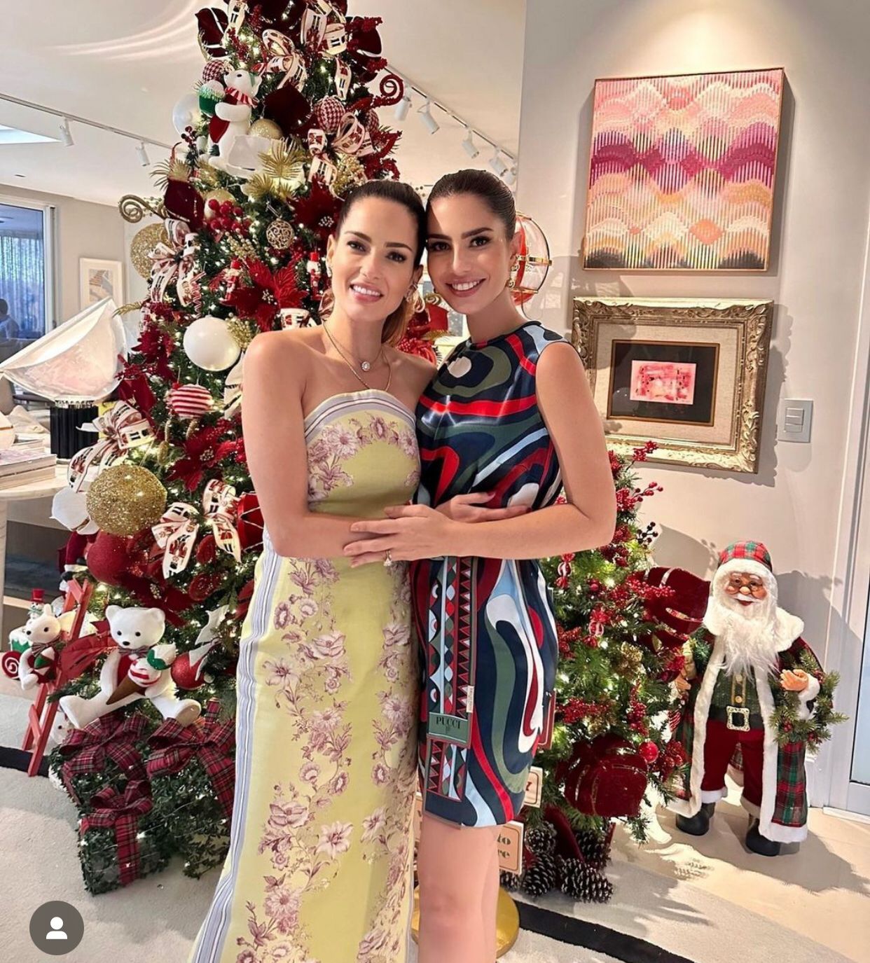 Nicole Pinheiro comemora o aniversário de Marília Queiroz durante confraternização de Natal