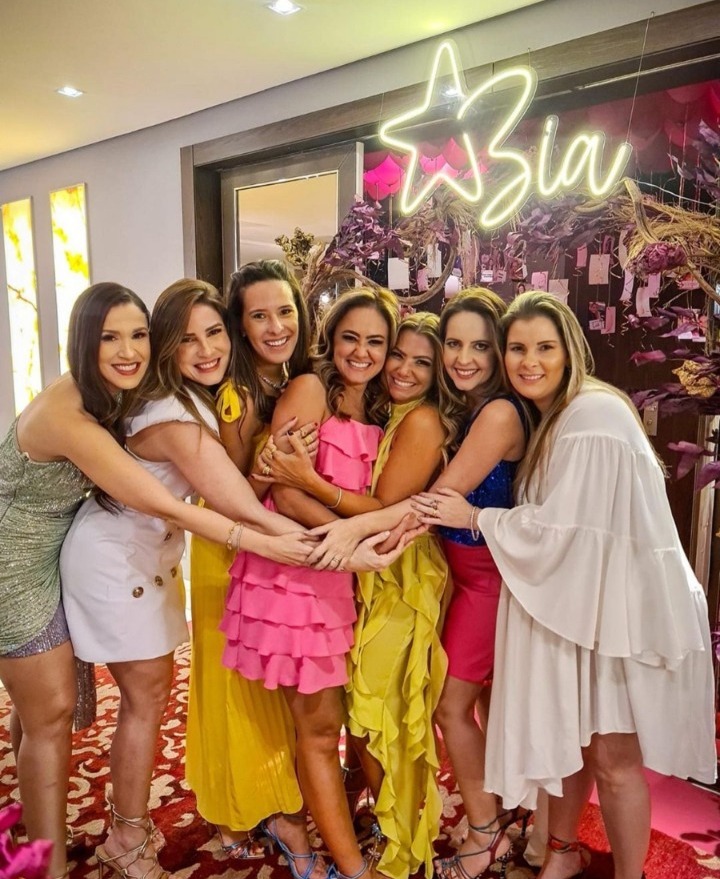 Bia Bezerra estreia nas 4 décadas com uma linda festa surpresa articulada por suas amigas