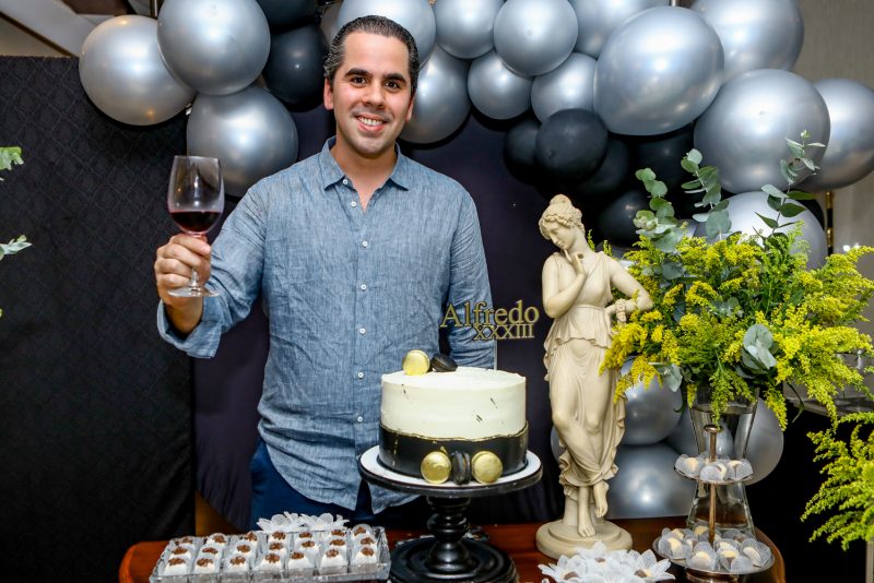 Wine and Dine - Em clima de alto astral, Alfredo Lima celebra a chegada da nova idade
