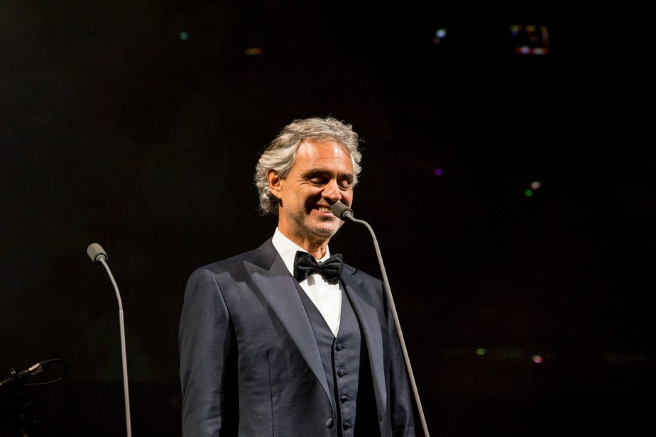 Andrea Bocelli encanta o Estádio Mané Garrincha com 30 anos de carreira