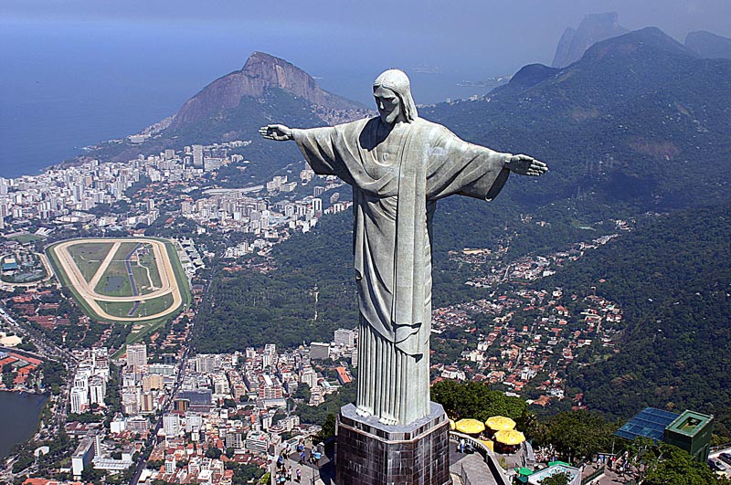 Cristo Redentor veste a camisa “Doe de Coração” em alusão a campanha promovida pela  Fundação Edson Queiroz