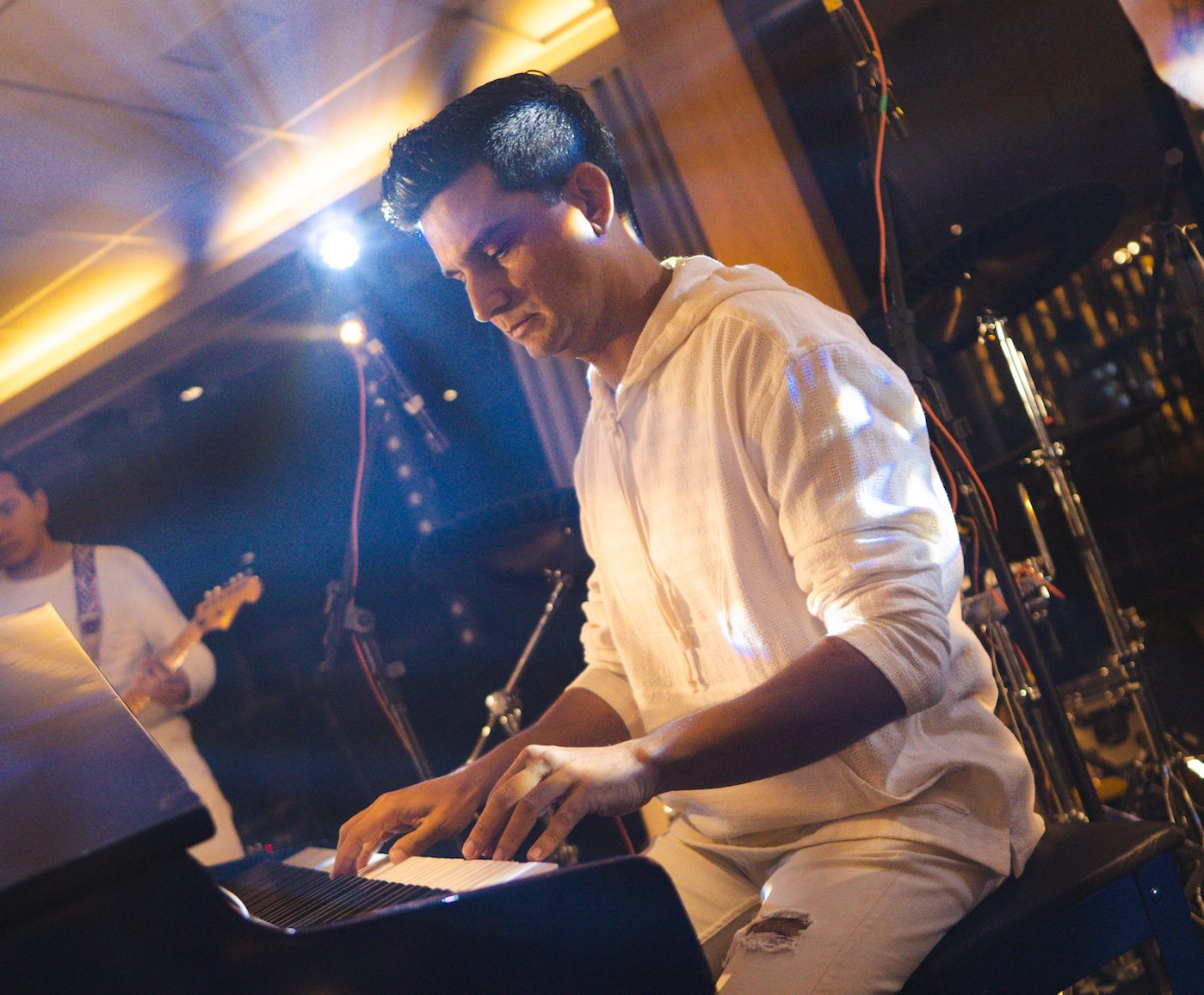 Paulo Rodrigo pianista leva alegria e emoção ao público durante o Réveillon no Illa Mare