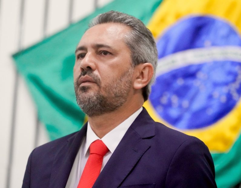 Elmano de Freitas envia grupo da PMCE a Brasília e participa de reunião com Lula