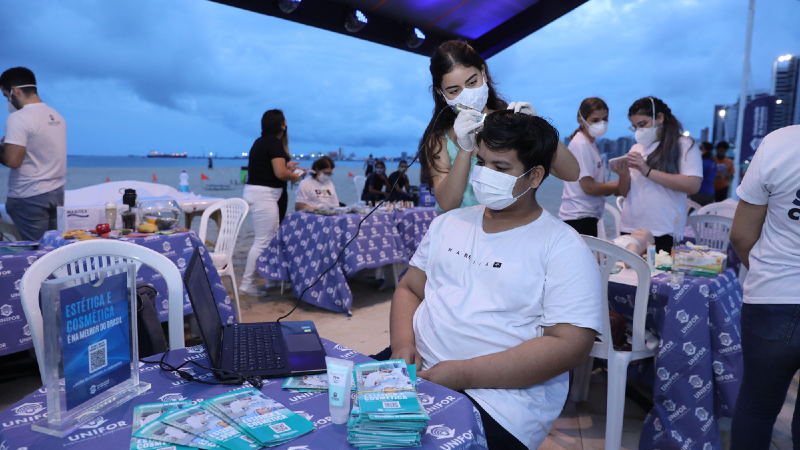 Universidade de Fortaleza realiza ações gratuitas de saúde e bem-estar no aterro da Praia de Iracema