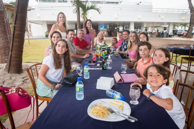 Alegria e Diversão - Pôr do sol e atrações diferenciadas atraem os holofotes para o Iate Clube