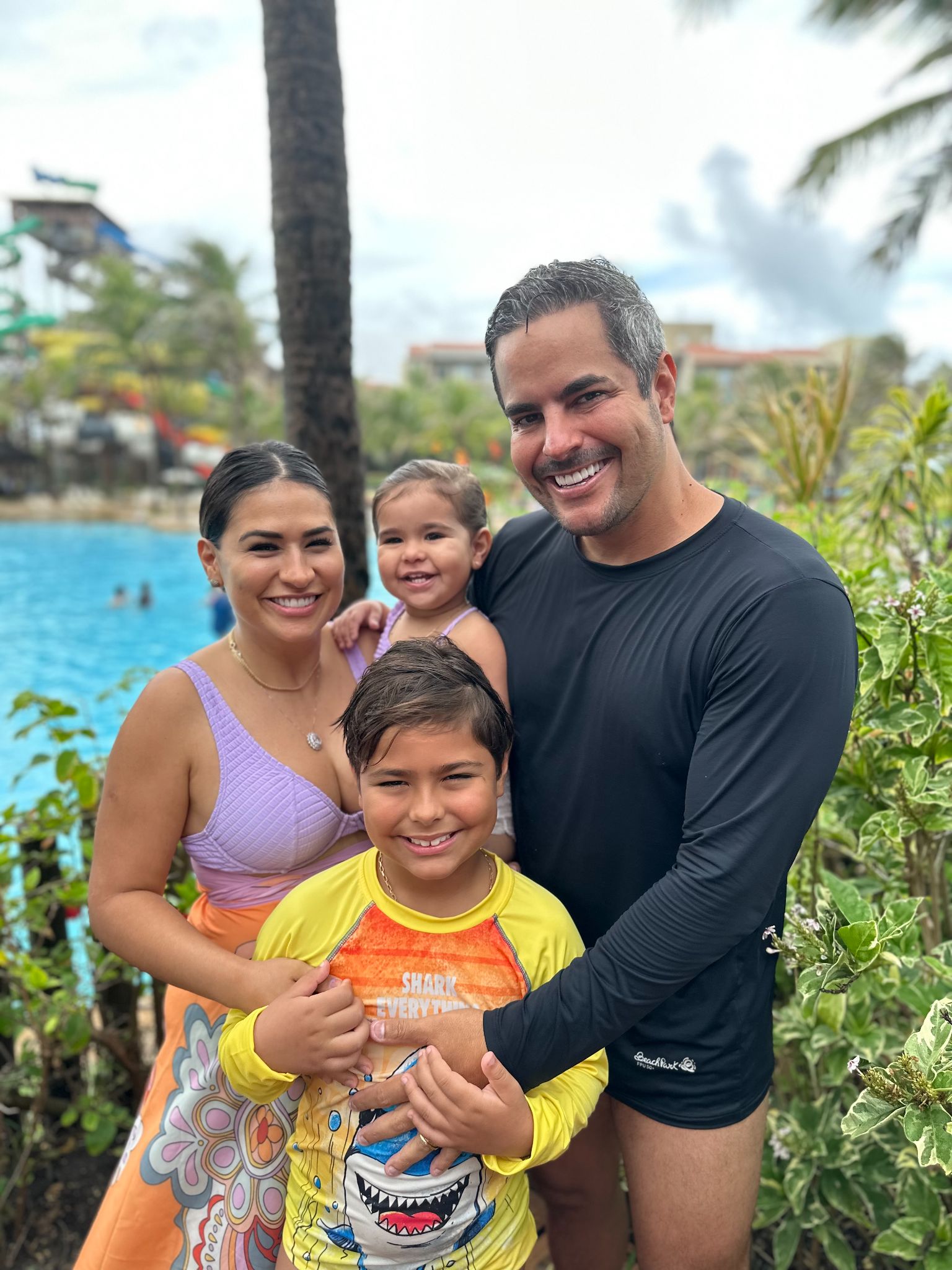 Simone Mendes e Kaká Diniz se divertem com os filhos no Beach Park