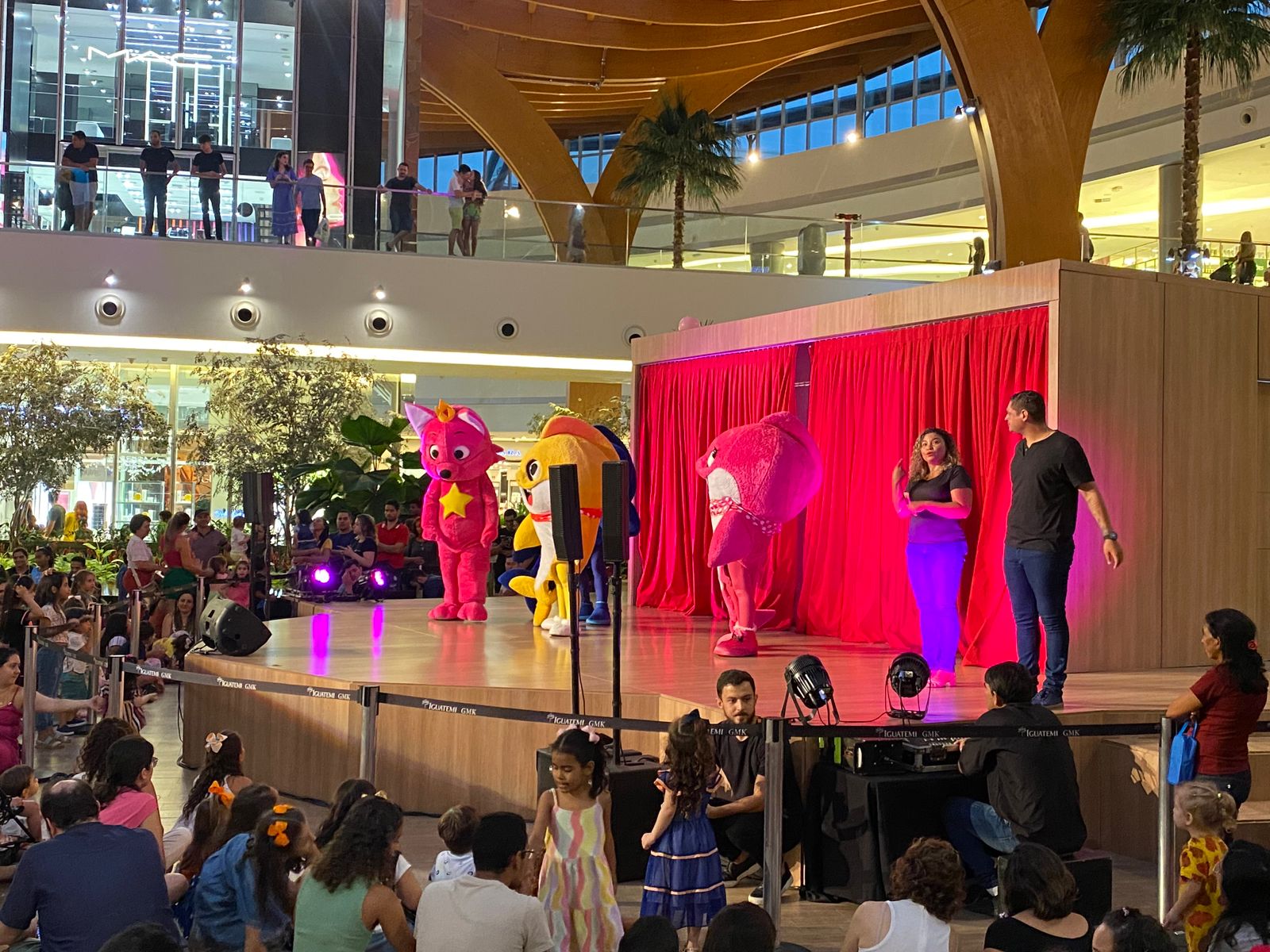 Shopping Iguatemi Bosque adota entretenimento acessível com intérprete de libras em apresentações infantis