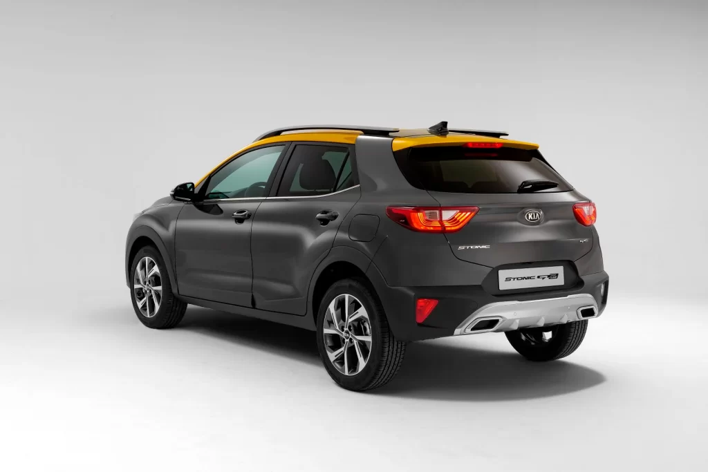 Kia Stonic Cinza Com Teto Amarelo Traseira Estudio Fundo Branco