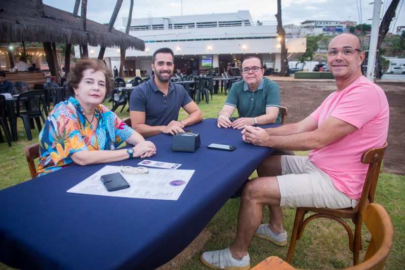 Alegria e Diversão - Pôr do sol e atrações diferenciadas atraem os holofotes para o Iate Clube