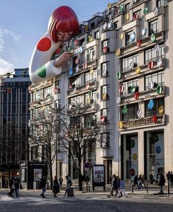 Uma escultura de Yayoi Kusama na fachada da loja Louis Vuitton Champs  Élysèes em Paris - Portal IN - Pompeu Vasconcelos - Balada IN
