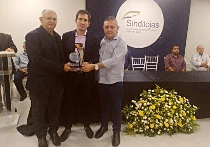 Luiz Gastão Bittencourt recebe prêmio do Sindilojas de Iguatu por seu trabalho