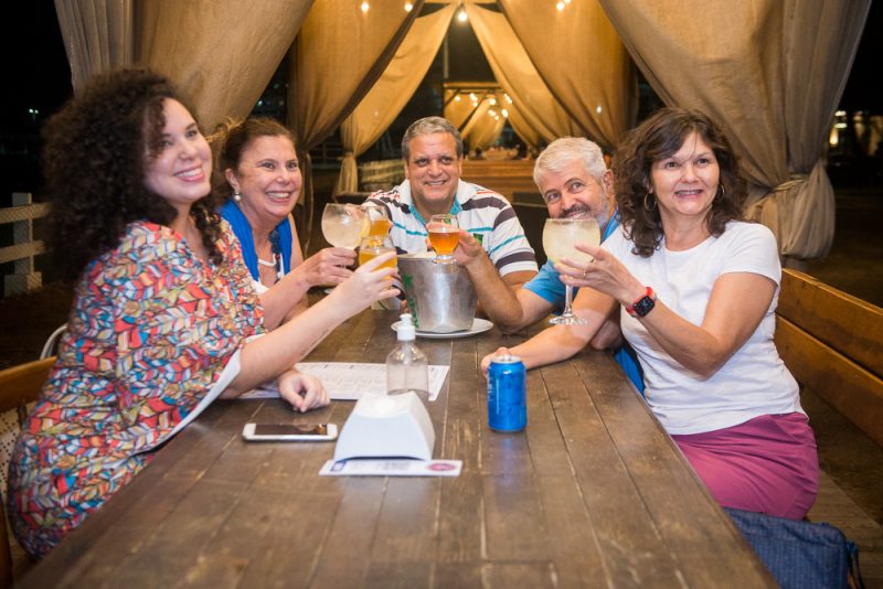 Alegria e Diversão - Pôr do sol e atrações diferenciadas atraem os holofotes para o Iate Clube