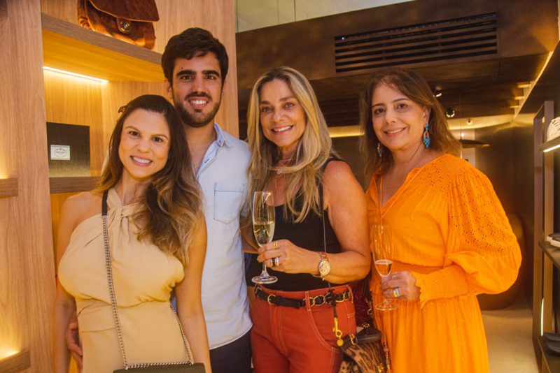 sofisticação - Duda Cidrão e Júlia Pinto realizam cocktail de inauguração da loja física do brechó de luxo Re Tag