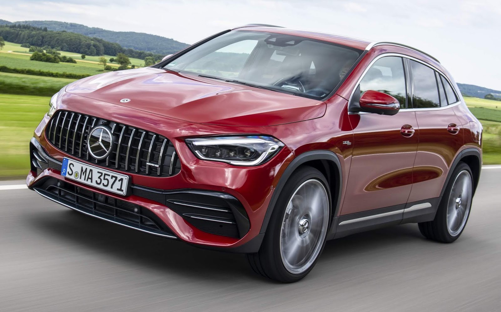 Dirigimos o aclamado GLA 35 AMG: um SUV por fora e esportivo por dentro Dirigimos o aclamado GLA 35 AMG: um SUV por fora e esportivo por dentro