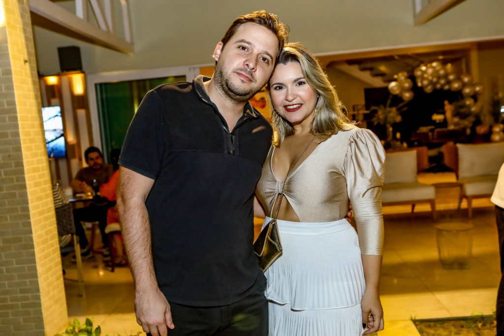 
				Meton Neto e Thais Benevides 
				