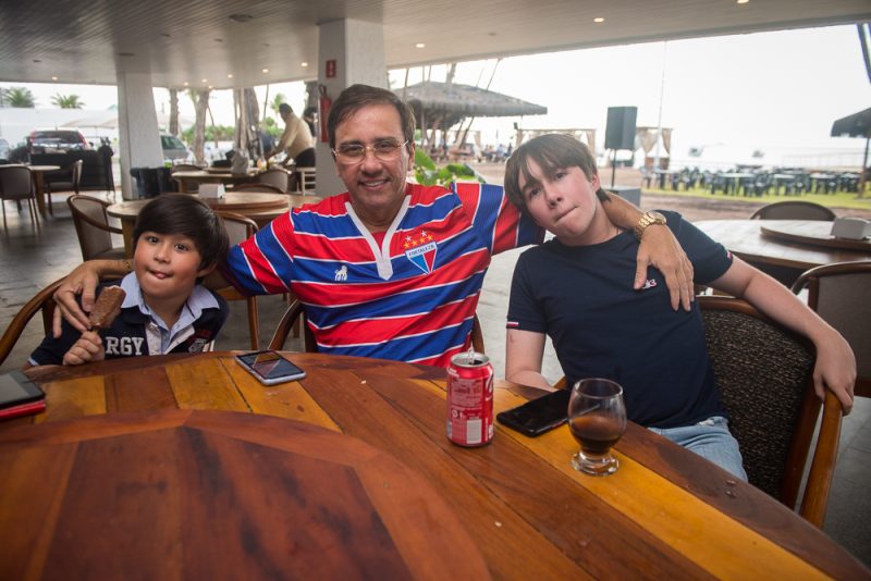 Alegria e Diversão - Pôr do sol e atrações diferenciadas atraem os holofotes para o Iate Clube