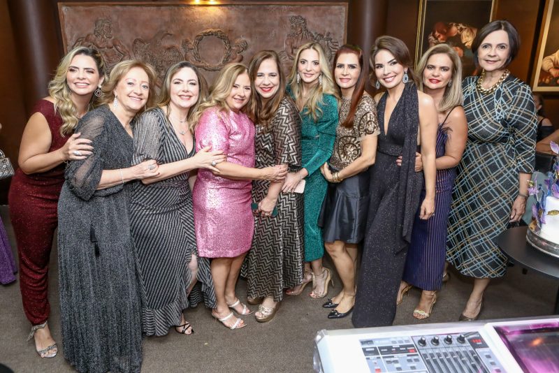 SESSÃO PARABÉNS - Beth Pinto ganha animada festa surpresa para celebrar sua estreia nas seis décadas