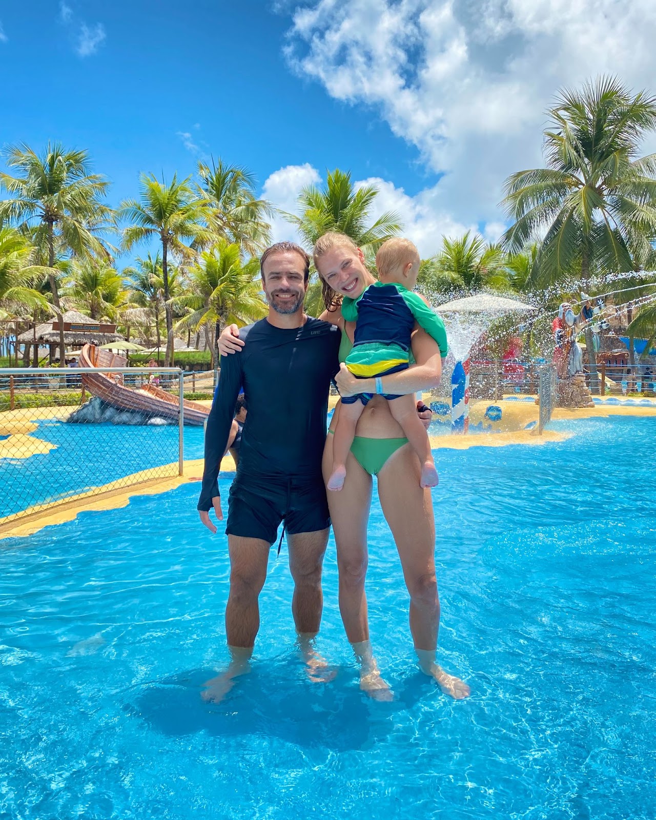 Roger Flores curte férias com esposa e filho no Beach Park
