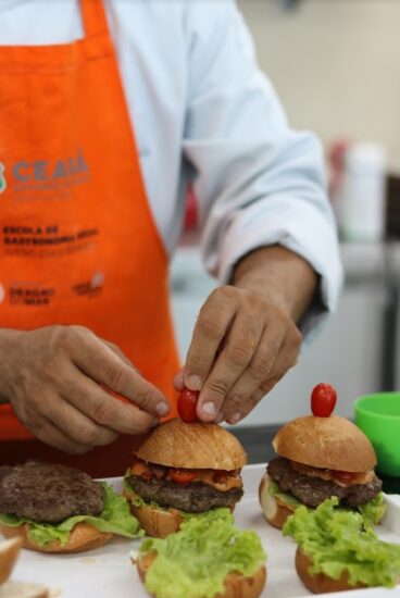 Escola de Gastronomia Social Ivens Dias Branco oferta 260 vagas para cursos gratuitos em janeiro