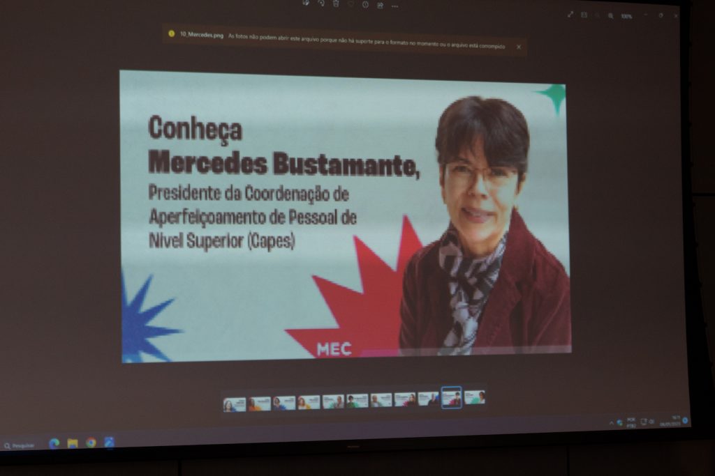 Slide Mercedes Bustamante