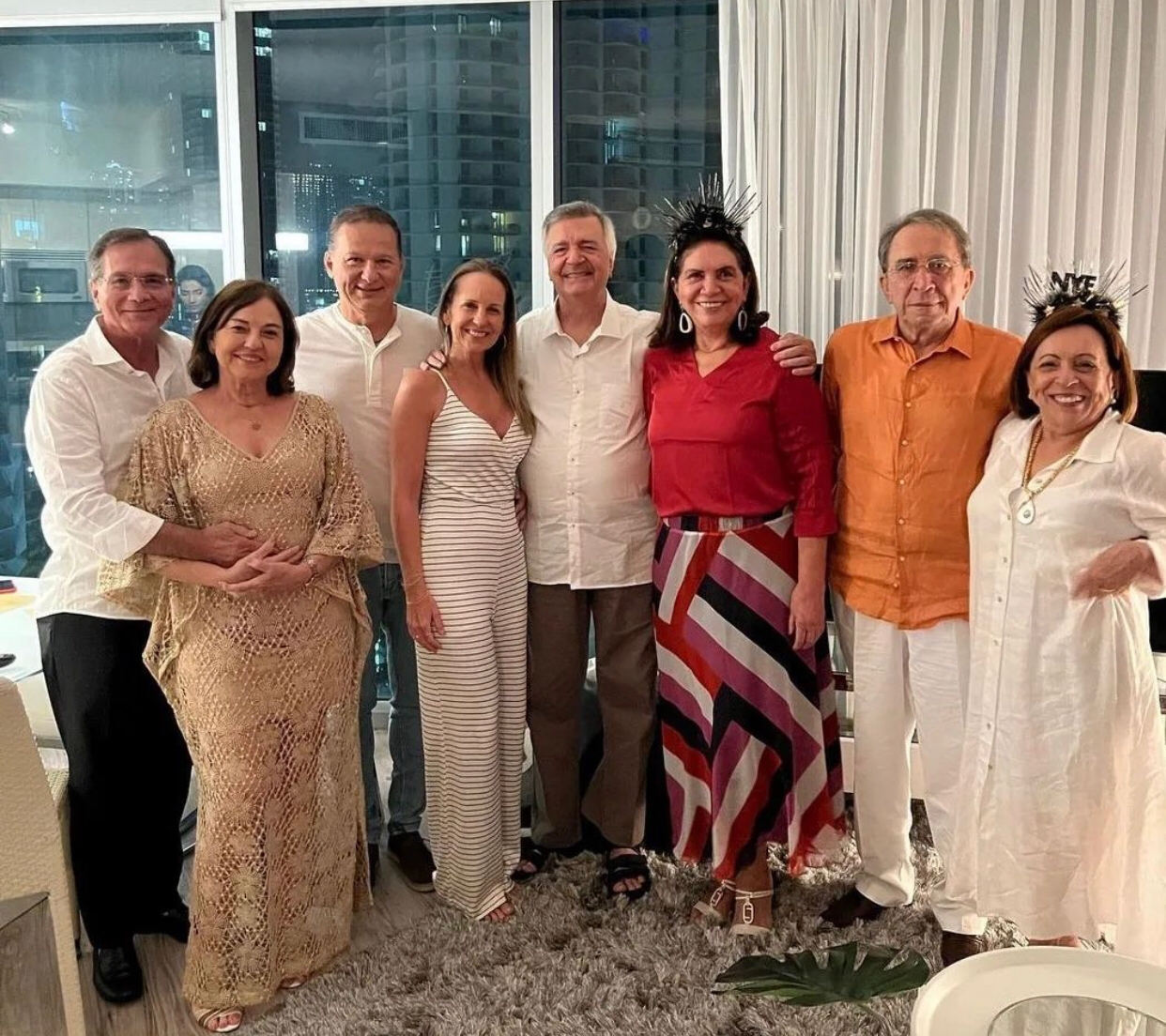 Beto e Ana Studart comemoram a chegada do ano novo rodeados de amigos em Miami