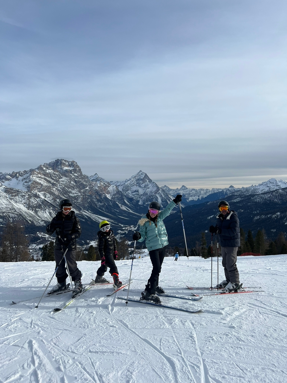 Ivo Machado e Bianca Canzi aproveitam temporada de esqui com os filhos dele na Itália