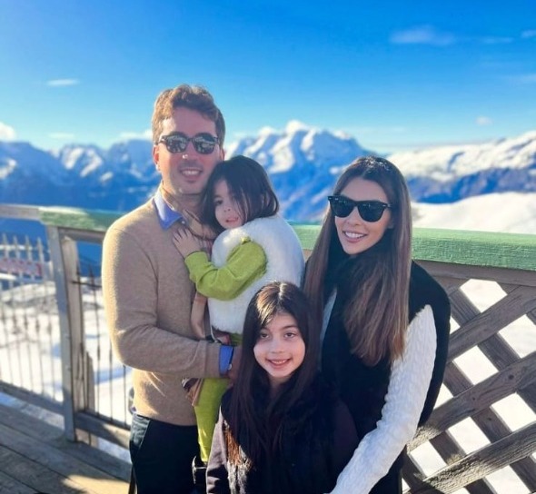 Camila Melo e Victor Moreira curtem as férias com as filhas na França