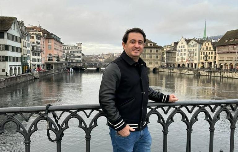 Empresário Vanderson Aquino curte temporada de férias nos Alpes Franceses