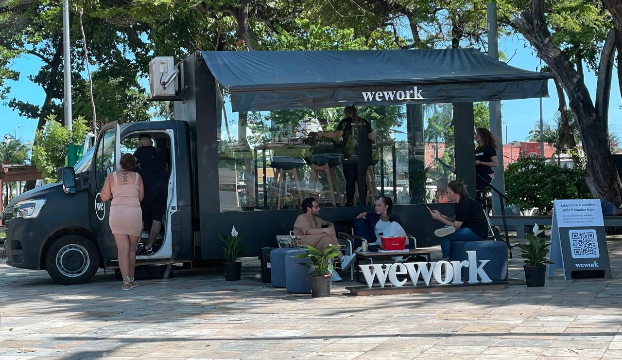 WeWork aterrissa em Fortaleza e realiza ação especial na Av. Beira-Mar