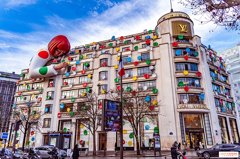 Uma escultura de Yayoi Kusama na fachada  da loja Louis Vuitton Champs Élysèes em Paris