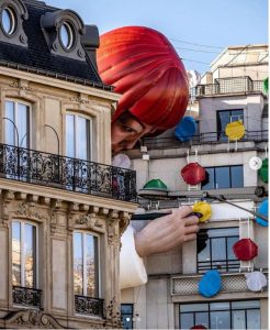Uma escultura de Yayoi Kusama na fachada da loja Louis Vuitton Champs  Élysèes em Paris - Portal IN - Pompeu Vasconcelos - Balada IN