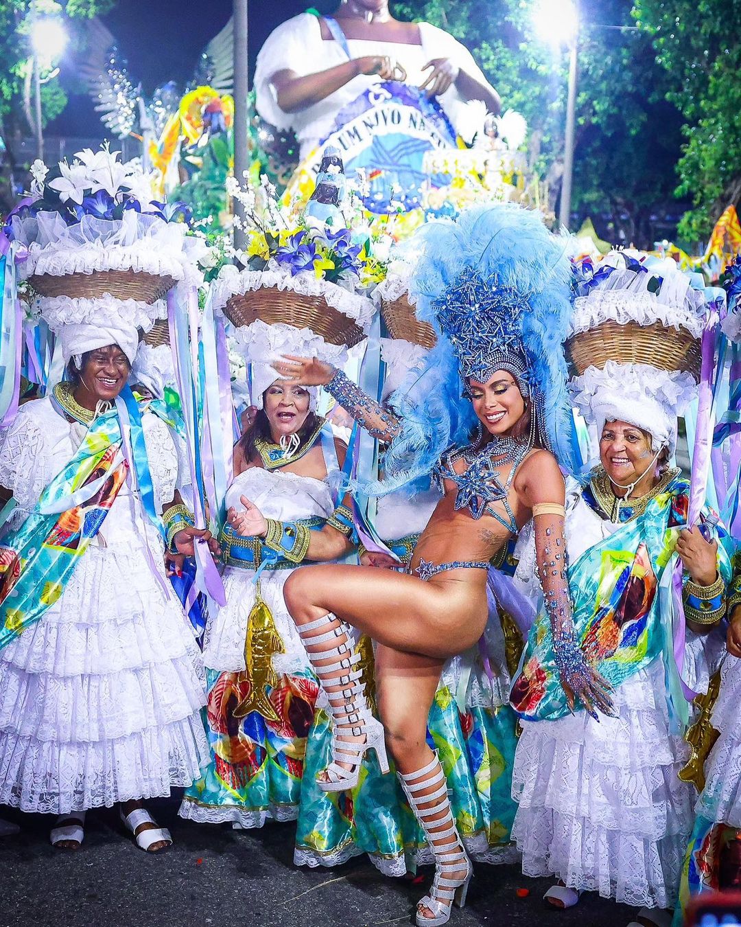 Anitta grava clipe em Desfile das Campeãs vestida de rainha de bateria