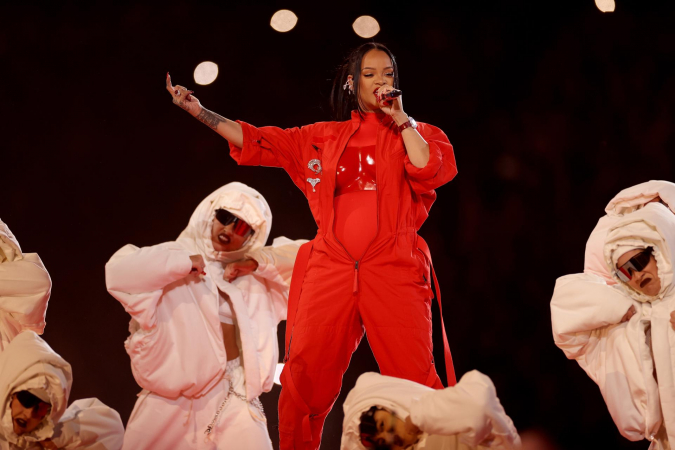 Rihanna faz entrada impactante e agita público do Super Bowl com show inédito