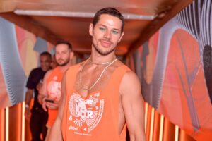 6a8ef817 238b 400f B2f5 Da970d1d74b1 300x200