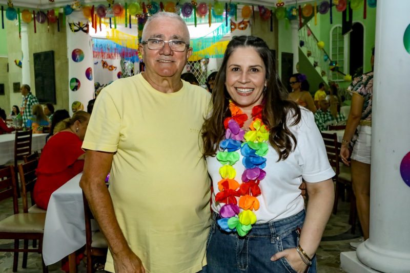 Tanto riso, tanta alegria... - Carnaval da Saudade enche de brilho, confete e serpentina os salões do Náutico