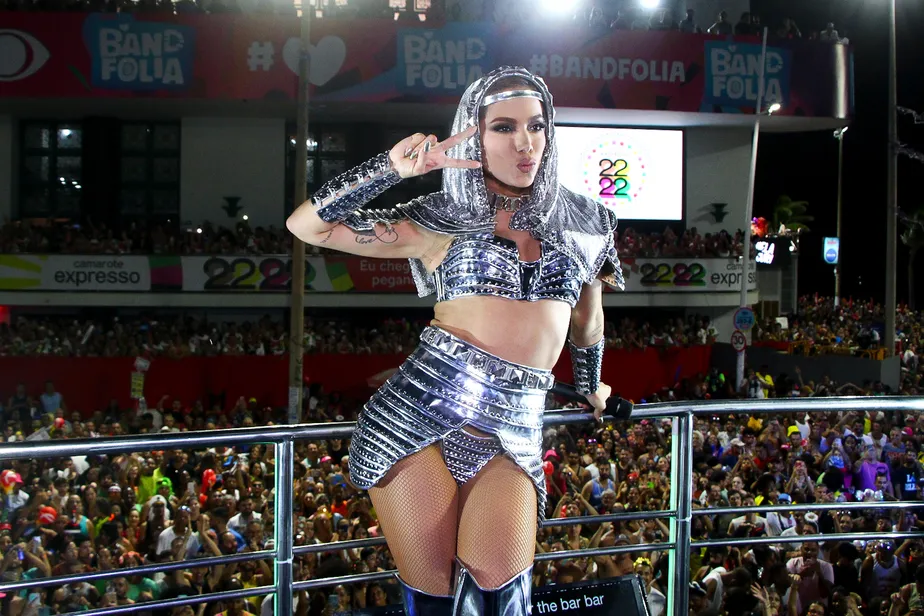 Anitta usa look em homenagem a Joana d’Arc durante show no Carnaval de Salvador