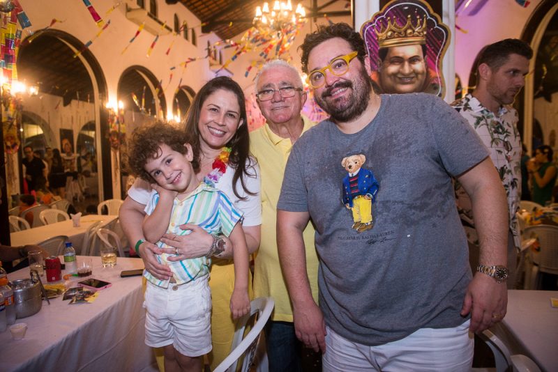 Diversão - Bailinho de Carnaval atrai pais e filhos para folia no Ideal Clube