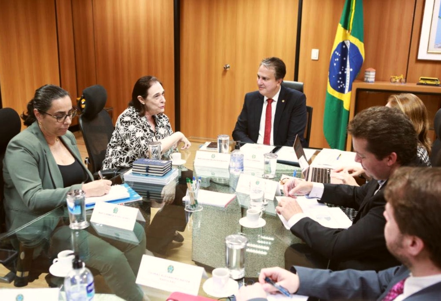 Camilo Santana recebe representantes da Unesco e do FNPE, além de governadores e parlamentares, para debater a educação