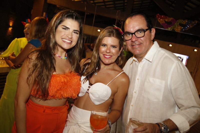 sessão parabéns - Léo Albuquerque celebra a chegada da nova idade em clima de Carnaval na lagoa do Uruaú