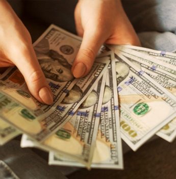 Dólar cai para R$ 5,01, e bolsa renova recorde com ajuda do exterior