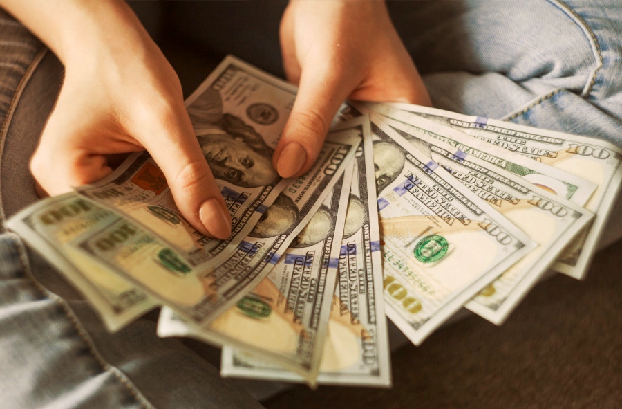 Ibovespa acumula quinta semana de alta; dólar recua com cautela externa