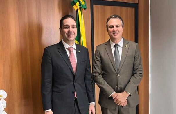 Deputado federal Eduardo Bismarck participa de reunião com o Ministro da Educação Camilo Santana
