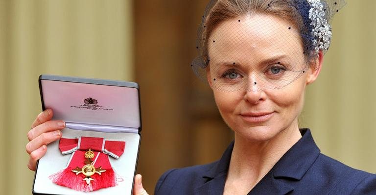 Rei Charles III nomeia Stella McCartney com honraria do Império Britânico Rei Charles III nomeia Stella McCartney com honraria do Império Britânico