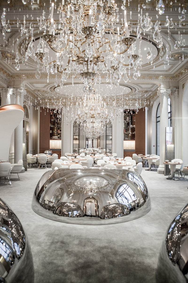 Sinônimo de luxo e tradição, o Plaza Athénée Hotel de Paris se posiciona no topo da lista dos lugares mais estilosos para se conhecer no mundo