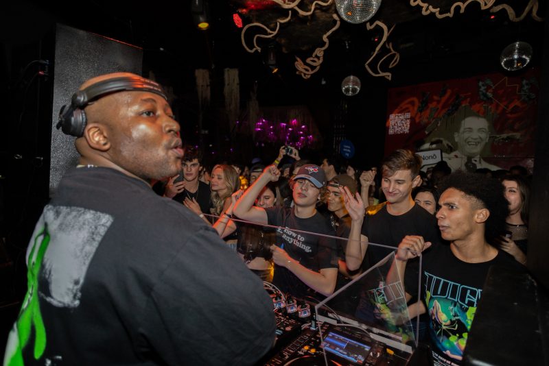 IN BRASÍLIA - DJ Kasango incendeia o Carnaval do Mezanino na estreia do Balada IN no DF