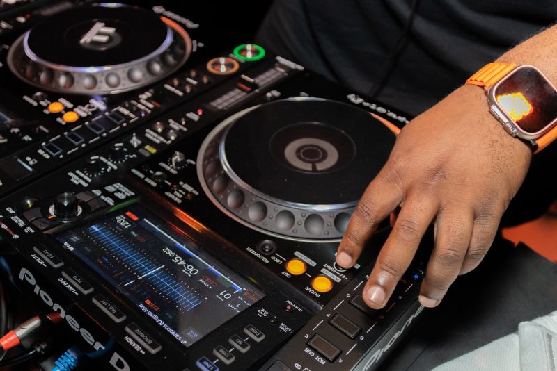 IN BRASÍLIA - DJ Kasango incendeia o Carnaval do Mezanino na estreia do Balada IN no DF